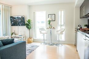 QuickStay - Premium 2-Bedroom with CN Tower & Lake Views