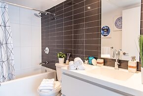 QuickStay - Premium 2-Bedroom with CN Tower & Lake Views