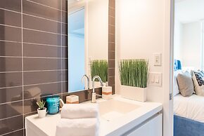 QuickStay - Premium 2-Bedroom with CN Tower & Lake Views