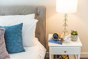 QuickStay - Premium 2-Bedroom with CN Tower & Lake Views