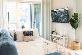 QuickStay - Premium 2-Bedroom with CN Tower & Lake Views