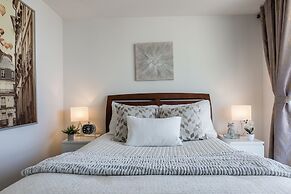 QuickStay - Premium 2-Bedroom with CN Tower & Lake Views