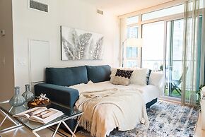 QuickStay - Premium 2-Bedroom with CN Tower & Lake Views
