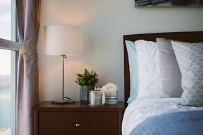 QuickStay - Premium 2-Bedroom with CN Tower & Lake Views