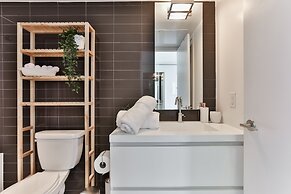 QuickStay - Premium 2-Bedroom with CN Tower & Lake Views