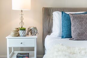 QuickStay - Premium 2-Bedroom with CN Tower & Lake Views