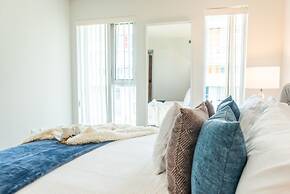 QuickStay - Premium 2-Bedroom with CN Tower & Lake Views