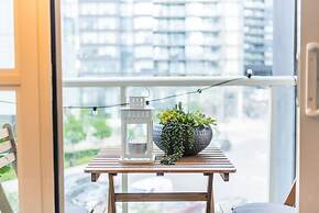 QuickStay - Premium 2-Bedroom with CN Tower & Lake Views