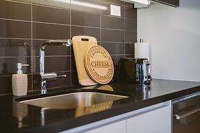 QuickStay - Premium 2-Bedroom with CN Tower & Lake Views