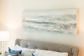 QuickStay - Premium 2-Bedroom with CN Tower & Lake Views