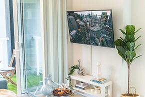QuickStay - Premium 2-Bedroom with CN Tower & Lake Views
