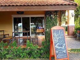 Palazzo Pavone Gallery & Resort