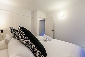 DAWN, 2BDR Carlton Apartment
