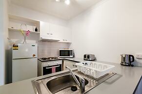 DAWN, 2BDR Carlton Apartment
