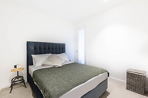 MAXINE, 1BDR Collingwood Apartment