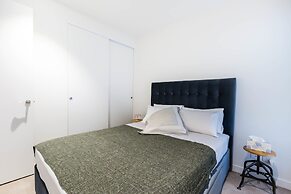 MAXINE, 1BDR Collingwood Apartment
