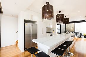 RENEE, 4BDR North Melbourne House