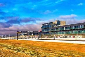 Rydges Pit Lane Hotel