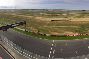 Rydges Pit Lane Hotel