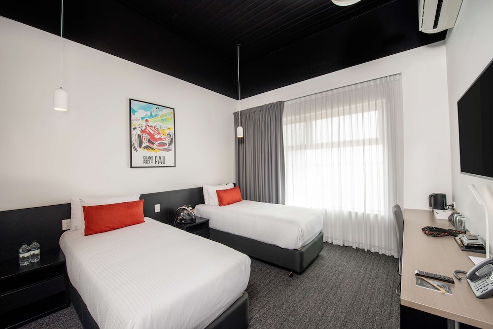 Rydges Pit Lane Hotel