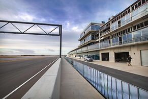 Rydges Pit Lane Hotel