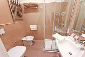 7th Floor Suite