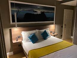 7th Floor Suite