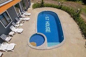 OYO 665 Sj House Hotel