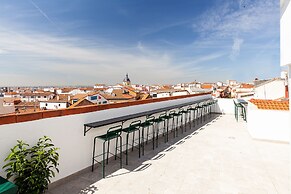 2060 The Newton Hostel & Market