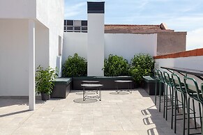2060 The Newton Hostel & Market