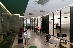 2060 The Newton Hostel & Market