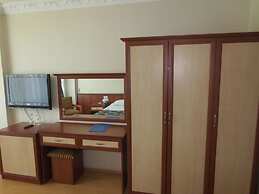 Eyna Hotel