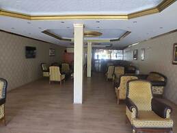Eyna Hotel