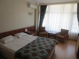 Eyna Hotel
