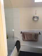 7 Varis Apartments