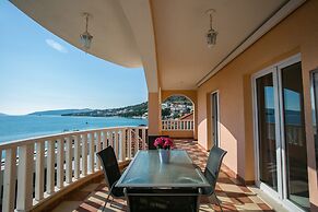 Kaja - right next to the beach