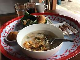 Comeneetee Uthai