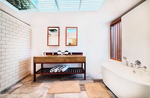 Cocoâ Cove Resort