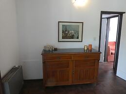 Departamento-casa muy amplio y céntrico.
