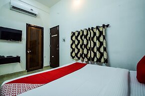 OYO 10682 Hotel Blue Lotus