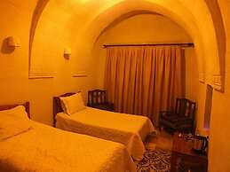 Dilek Tepesi Cave Hotel