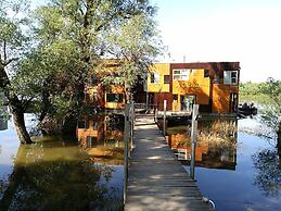 ArkaBarka Floating Hostel and Apartments
