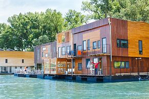 ArkaBarka Floating Hostel and Apartments
