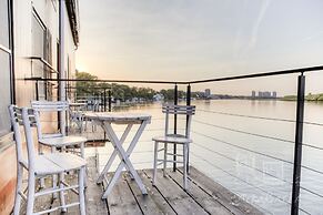 ArkaBarka Floating Hostel and Apartments