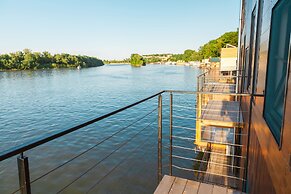 ArkaBarka Floating Hostel and Apartments