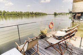 ArkaBarka Floating Hostel and Apartments