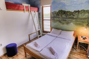ArkaBarka Floating Hostel and Apartments