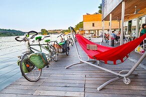 ArkaBarka Floating Hostel and Apartments