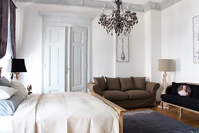Leon Apartments