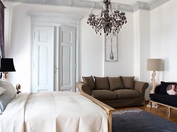 Leon Apartments